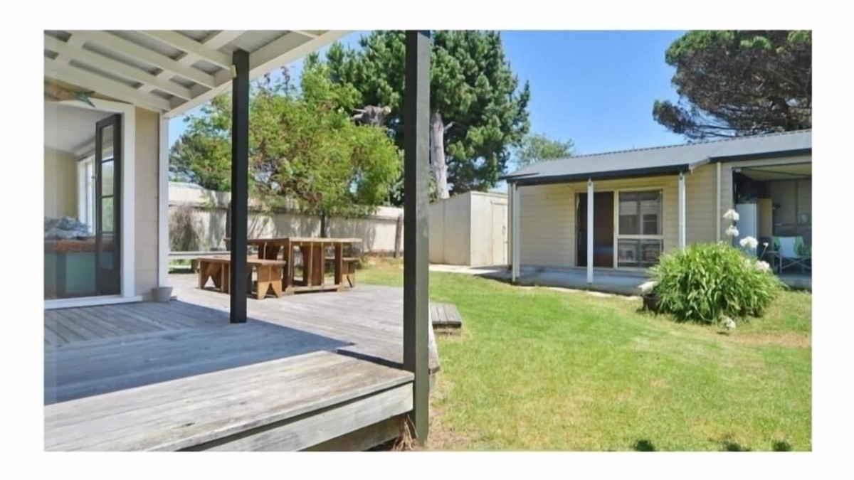 Riversdale House | Sunny bach, walk to beach, golf course & shop. Perfect for a large family or two