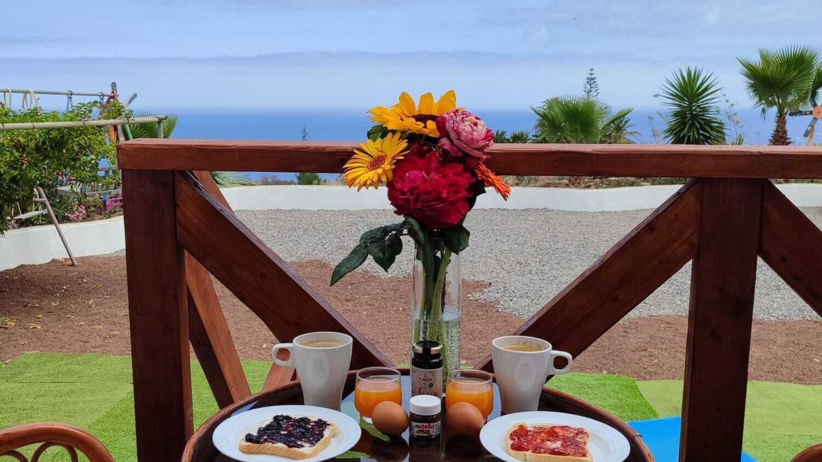 Buen Paso Apartment | Sunny balcony, large garden and private parking, 10 minutes from the beach.