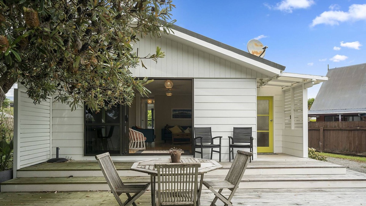 Paraparaumu Beach House | SUNNY BEACH BACH HIDEAWAY - PARAPARAUMU BEACH HOLIDAY HOME in Paraparaumu Beach