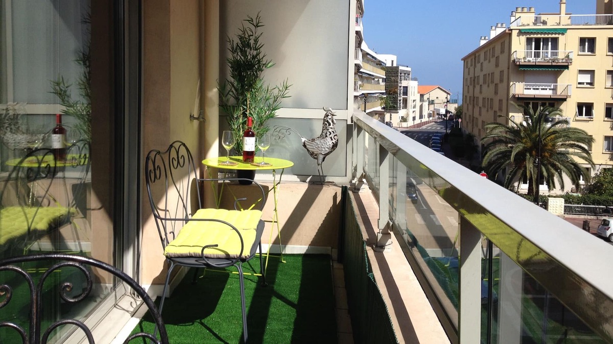 Antibes Old Town Apartment | Sunny Blvd Albert 1er 2 bed apartment - close to beaches