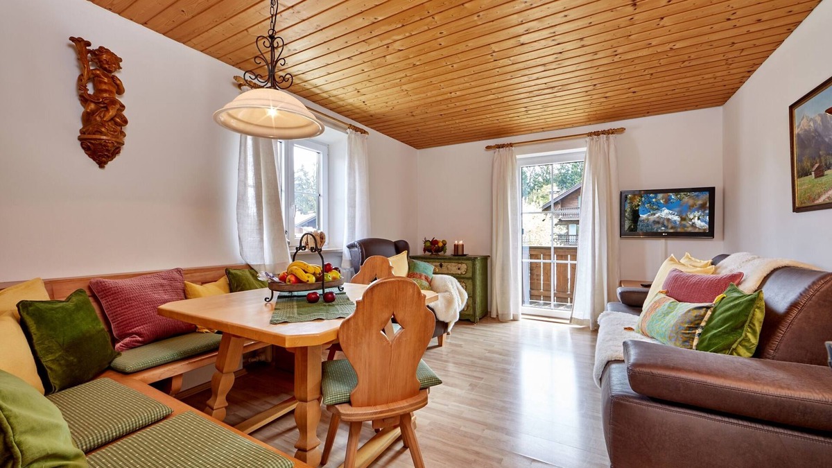 Garmisch-Partenkirchen Apartment | Sunny, bright "Holiday apartment 2" in a quiet, central location