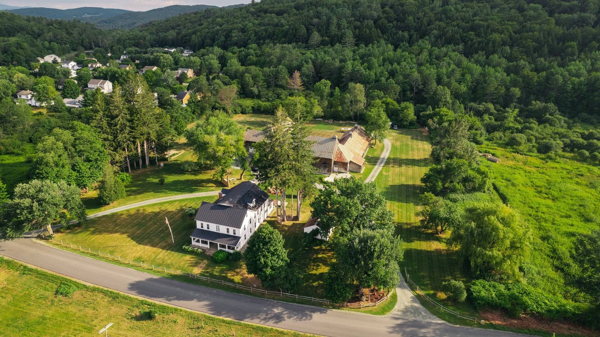Quechee House | Sunny Brae Farm - Luxe 7 bedroom Quechee Farmhouse