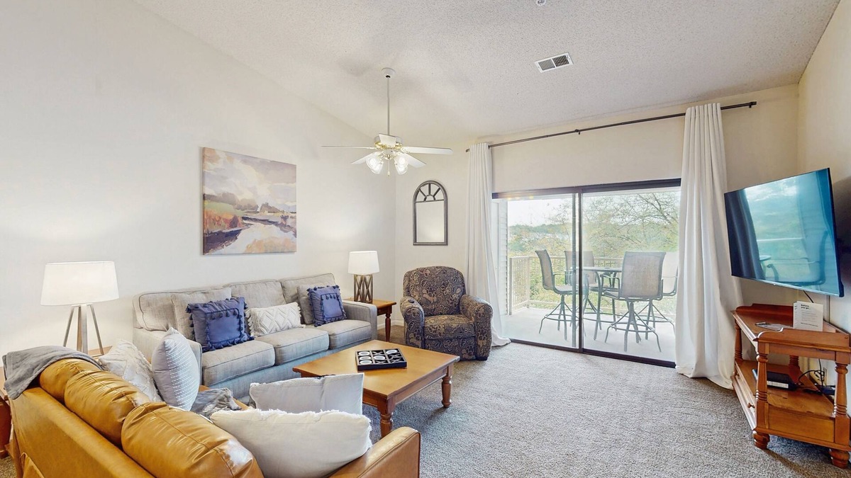 Branson Condo | Sunny Branson condo with vaulted ceilings, private patio, and resort-style pools