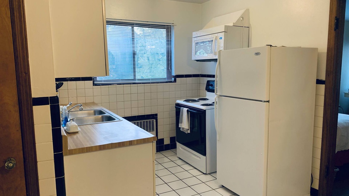 East Price Hill Apartment | Sunny, bright efficiency with an MCM vibe !