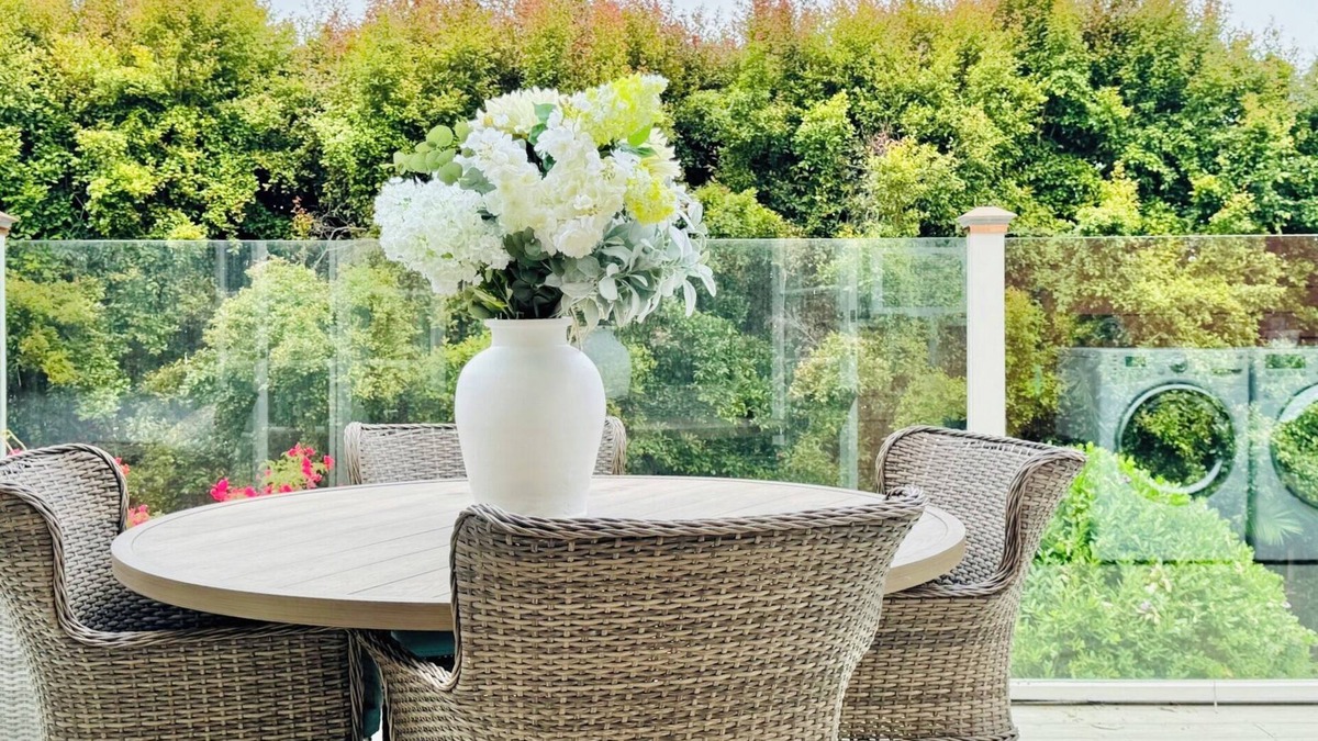 Upper East House | Sunny Bungalow with Sky View Terrace steps to Cafes, Theatre, Music
