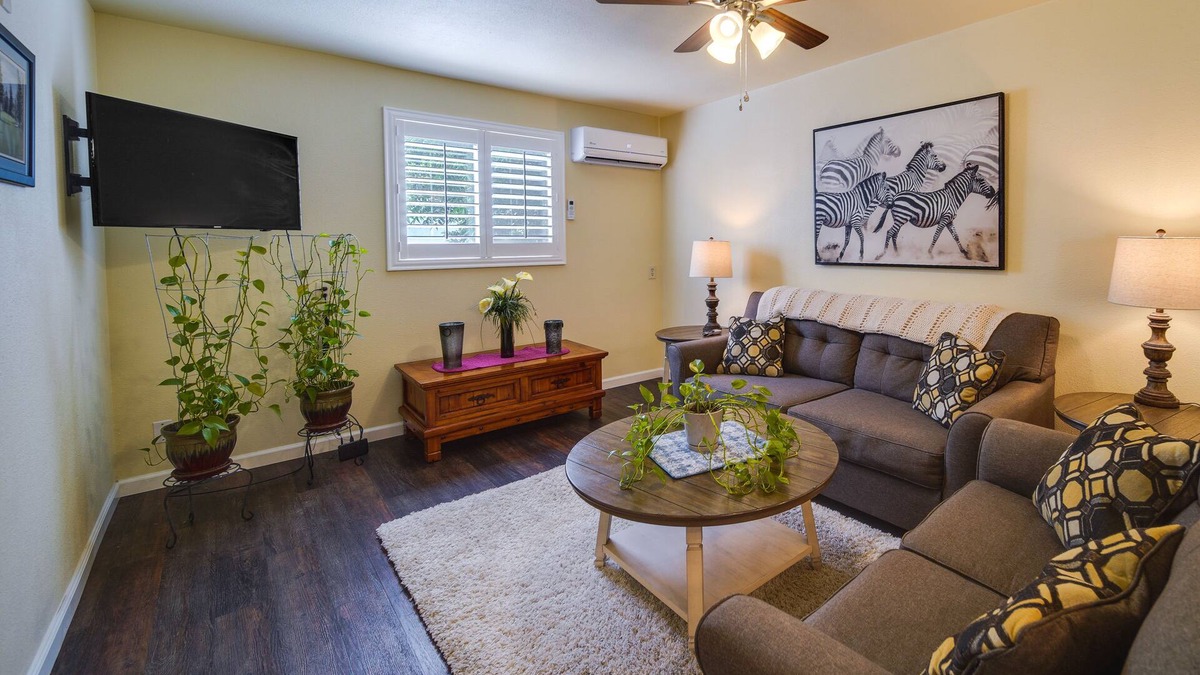 Shasta Lake Cottage | Sunny California Retreat w/Pool Access & Patio!