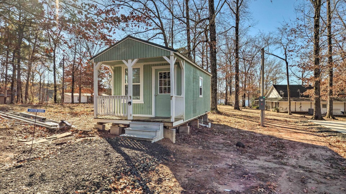 Negreet Cabin | Sunny 'Catfish Cabin' w/Views of Toledo Bend