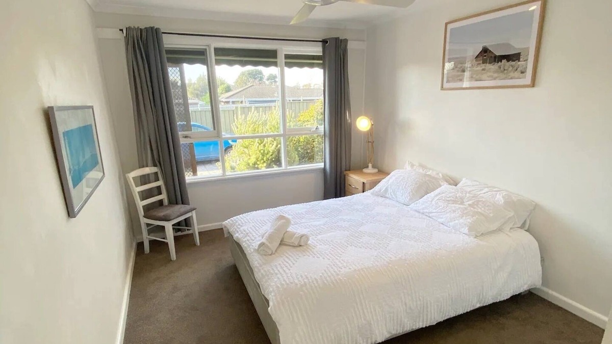 Frankston House | Sunny central stay, entire unit