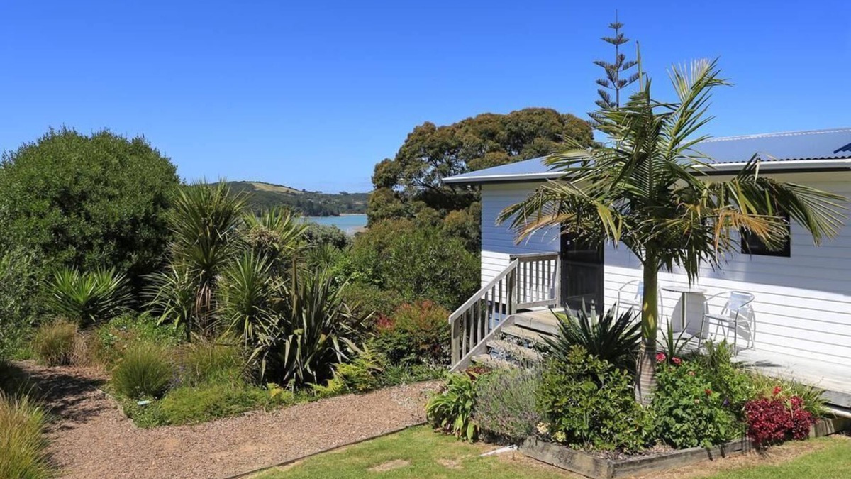 Ostend Cottage | Sunny, Clean and Spacious One Bedroom Cottage