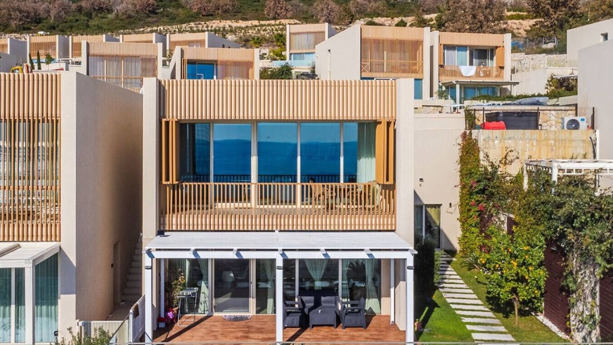 Jala Apartment | Sunny Coastal Getaway | Green Coast