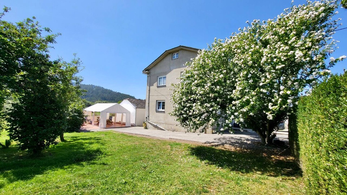 Viveiro House | Sunny, comfortable home with a lovely garden in a quiet, peaceful location.