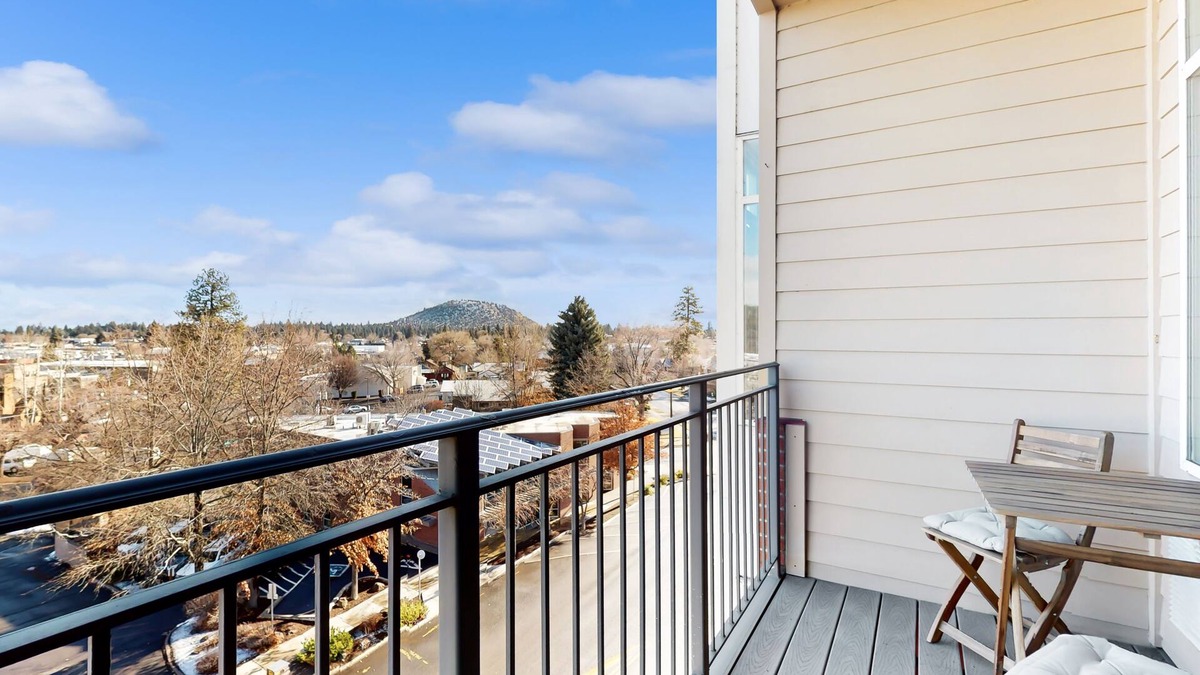 Bend Condo | Sunny condo with open layout, smart TV, balcony, W/D, & AC - great location