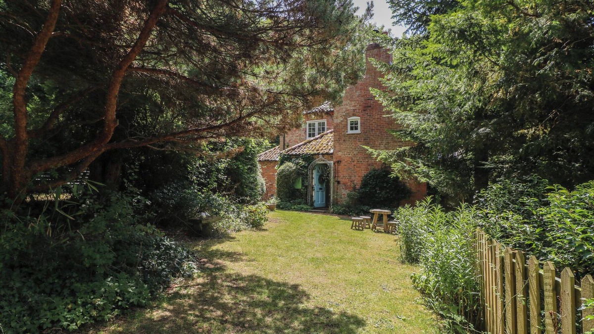 Welby Cottage | SUNNY COTTAGE, pet friendly, character holiday cottage in Grantham