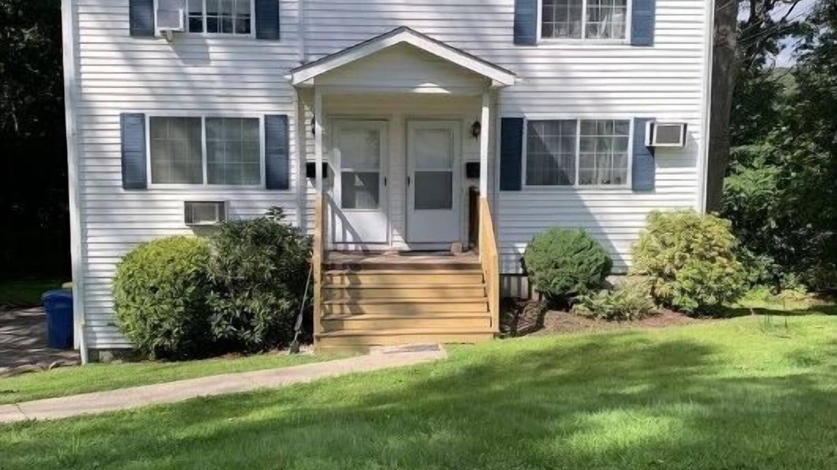 Waterbury House | Sunny/Cozy Home w/Garage and Deck. Minutes from Everything, Family-friendly