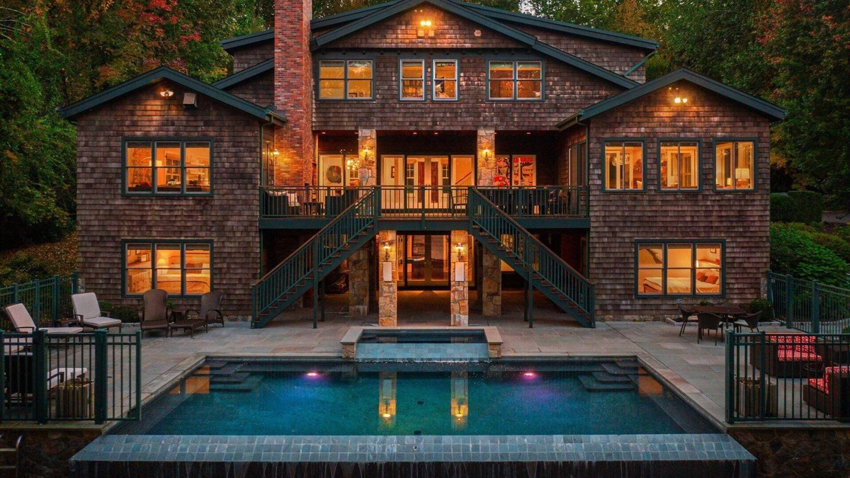 Newtown House | Sunny Days w/Lakeview, seasonal Pool, Hot Tub, close to dining, shopping, town