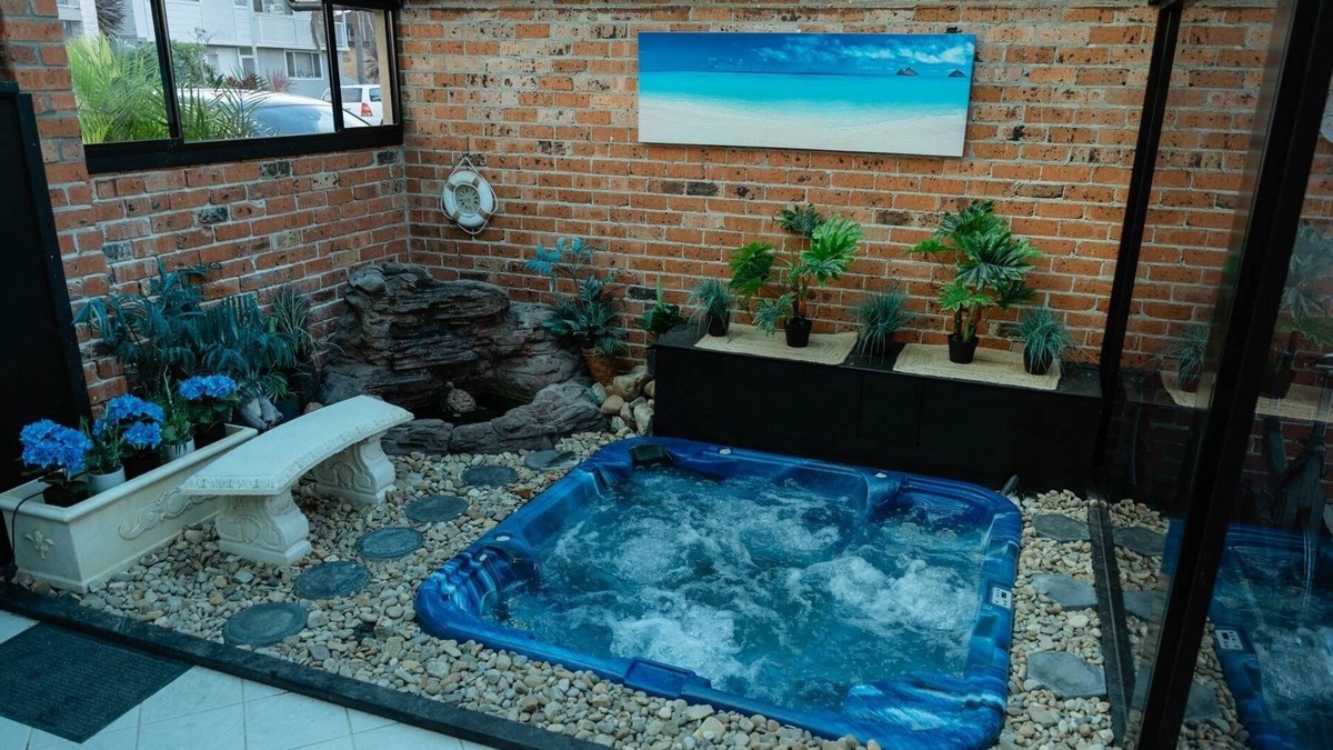 Barrack Point House | SUNNY DAYZ SHELLHARBOUR-4 bed home 5 mins walk to 2 beaches with outdoor jacuzzi