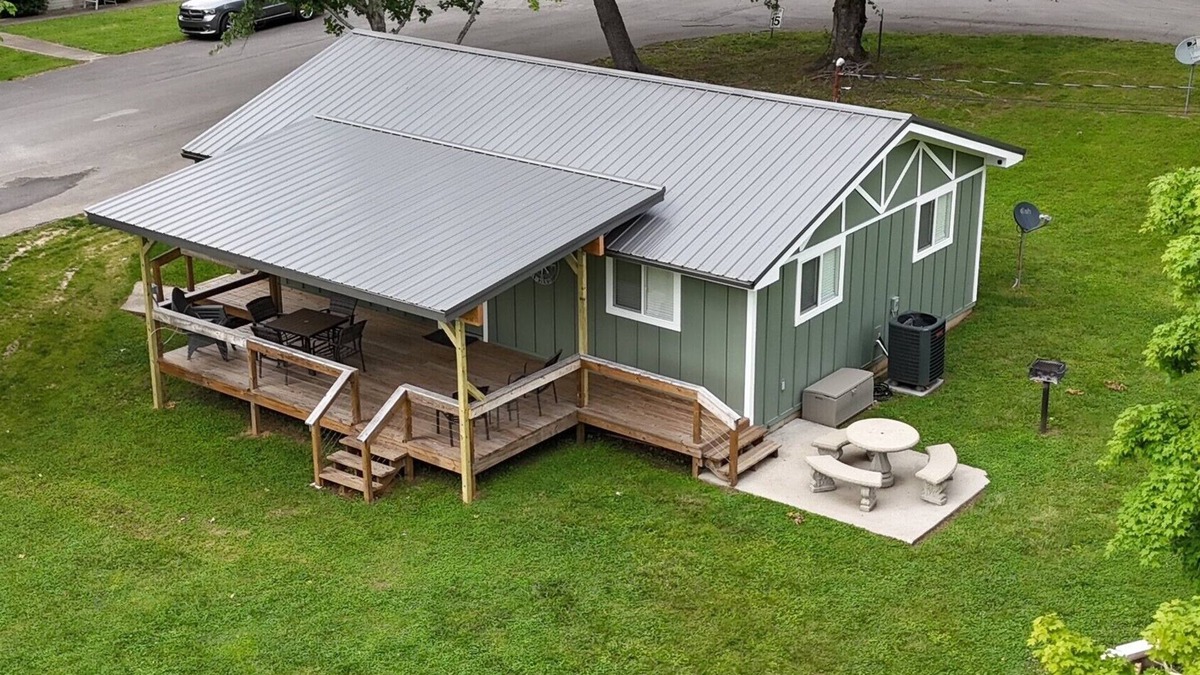 Sloans Valley Cottage | Sunny Daze Cottage 3 bedroom covered deck resort boat dock pool firepit arcade