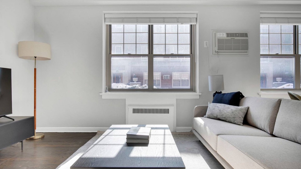 Evanston Apartment | Sunny Evanston 2BR, 1 mile from Northwestern campus, by Blueground
