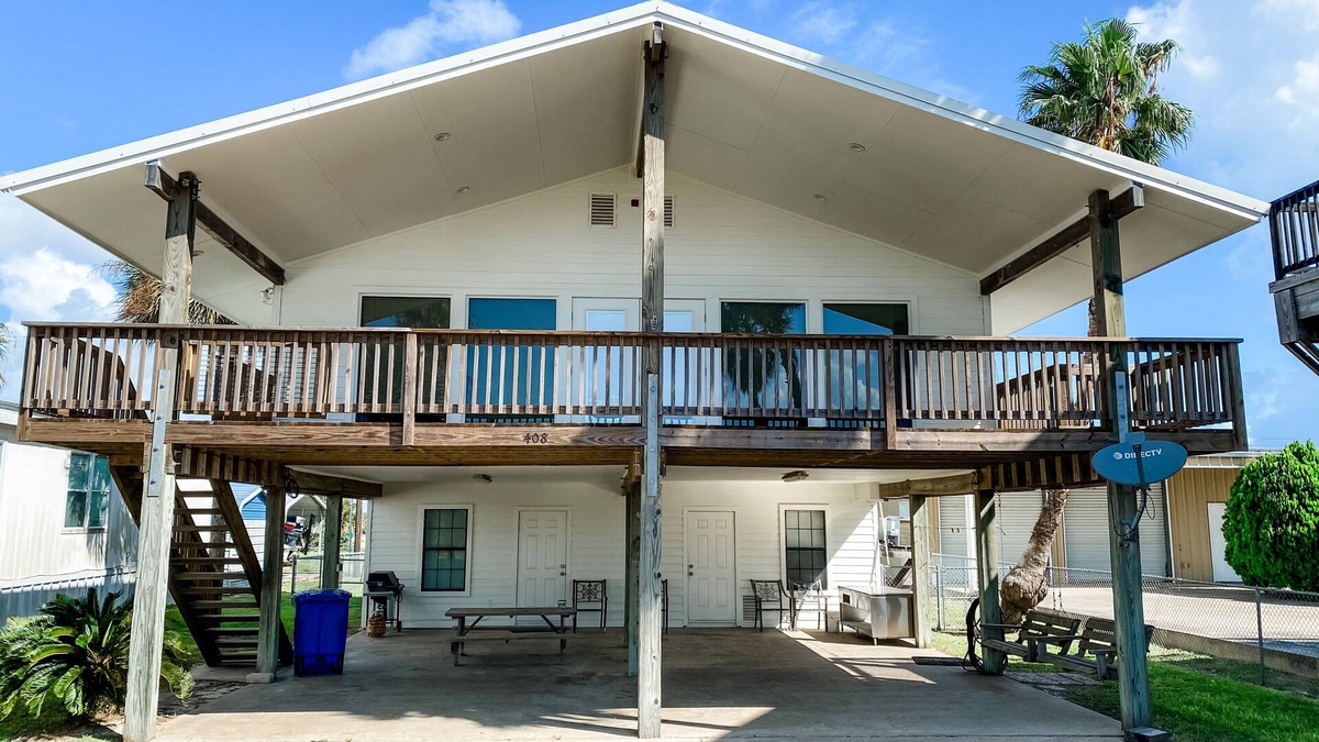 Port O Connor House | Sunny Family Friendly House 1500 sqft ~ Oversized Covered Deck ~ .5 m to Beach