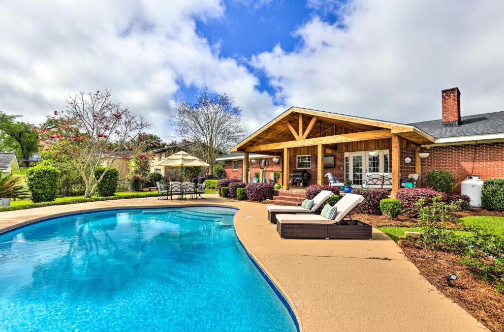 Marianna House | Sunny Florida Abode - Patio, Pool, and Fire Pit