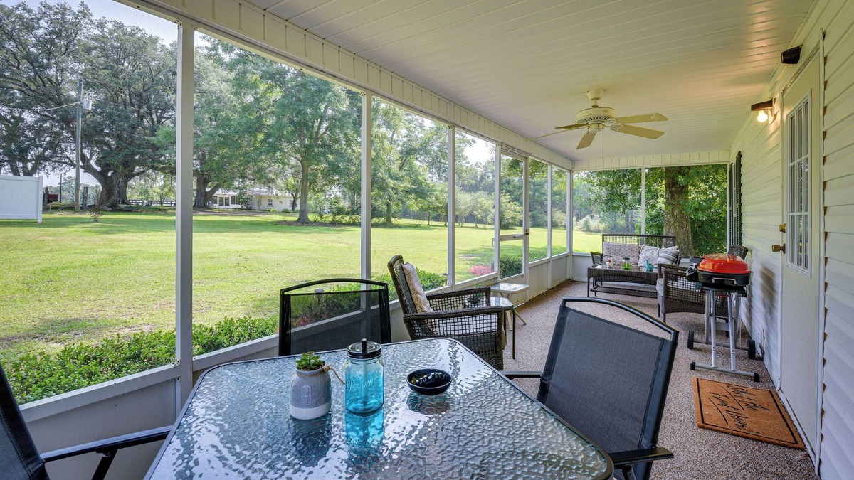 Washington County House | Sunny Florida Escape w/Screened-In Patio & Grill!