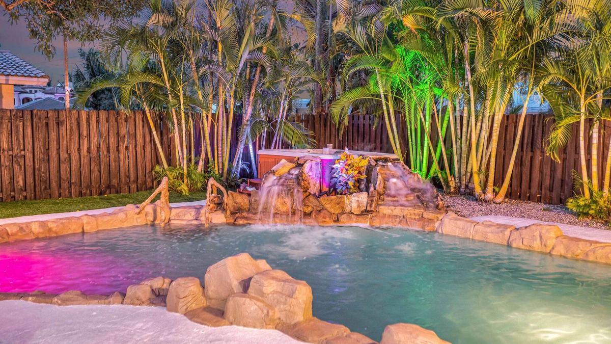 Lighthouse Point House | Sunny Florida Escape: Private Heated Pool, Hot Tub, Putting Green, Beach Nearby!