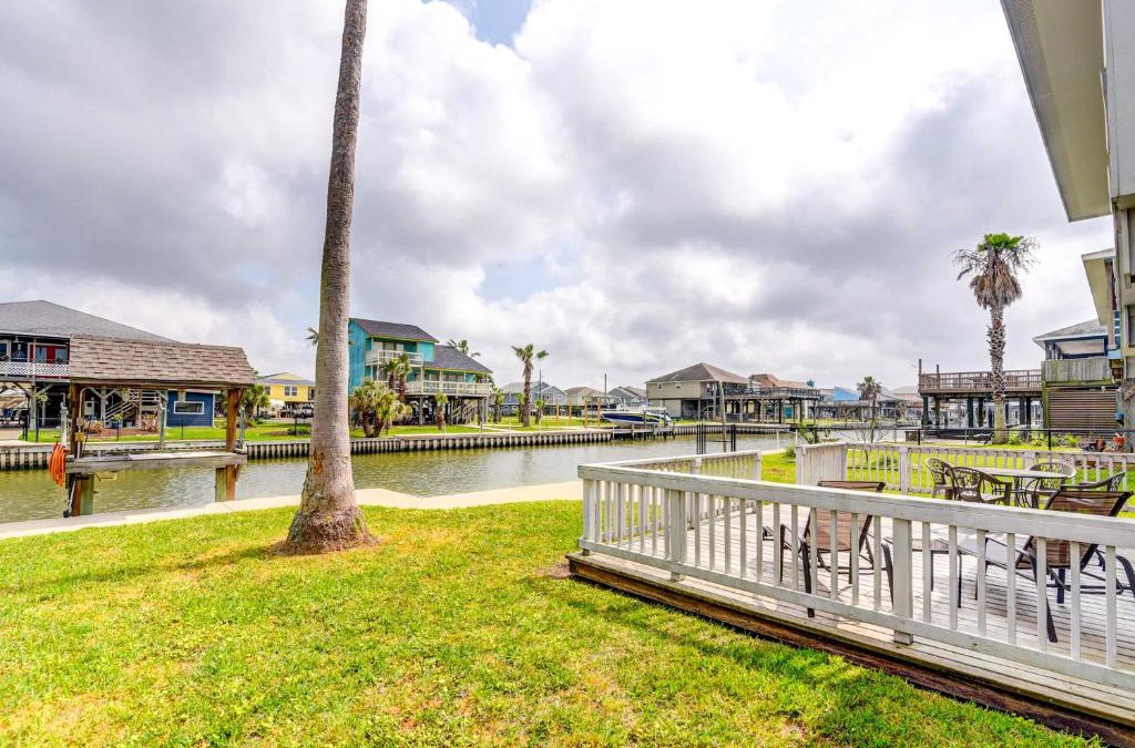 Freeport House | Sunny Freeport Home on Canal Fish On-Site!