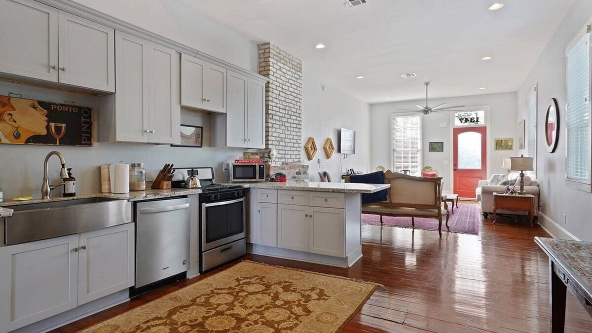 Saint Roch House | Sunny Freshly Renovated Art Pad- Great for Groups