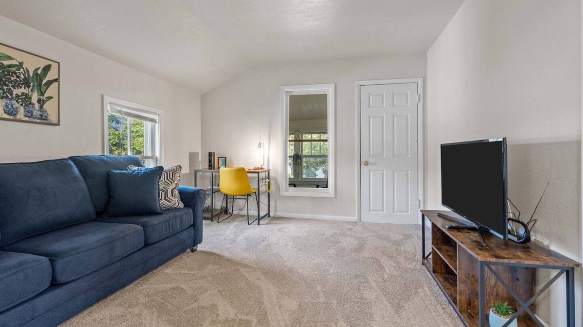 Green Bay Apartment | Sunny, Furnished 2 Bedroom Upper Apt Near Downtown Green Bay