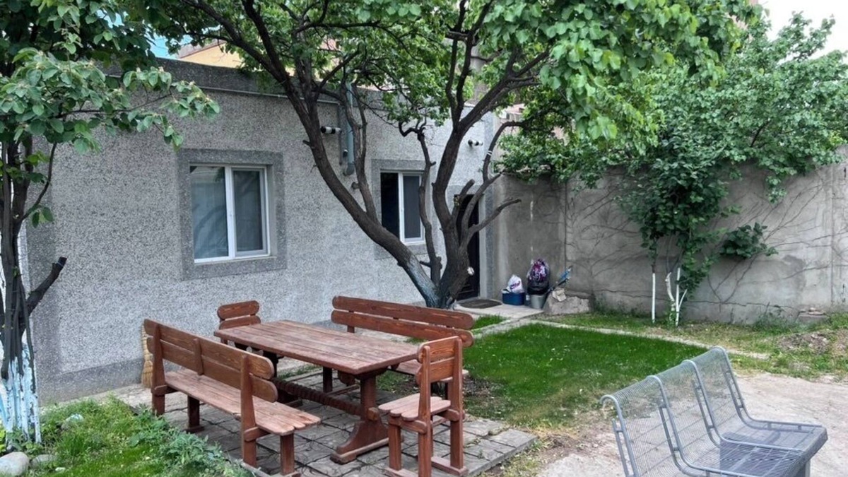 Yerevan House | Sunny Garden - Charming 4-bedroom Guest House with AC and WiFi in Yerevan