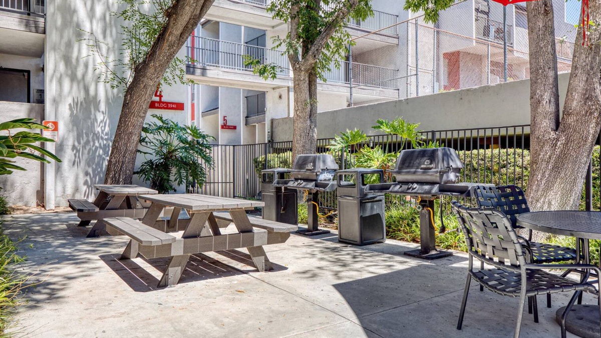Atwater Village Apartment | Sunny Glendale 1BR w/Gym, Pool, Lounge, walkable location, by Blueground
