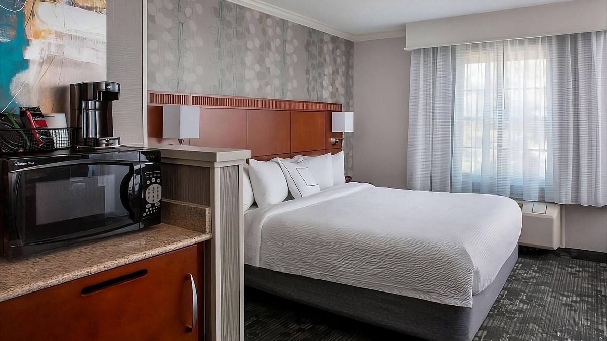 South Lowell Hotel | Sunny Haven in Lowell! 3 Convenient Units, Close to Merrimack Repertory Theatre