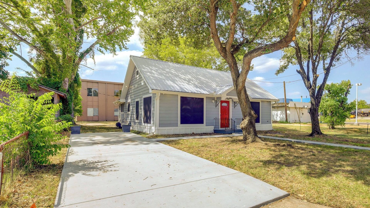Hearne House | Sunny Hearne Home Near Universities!