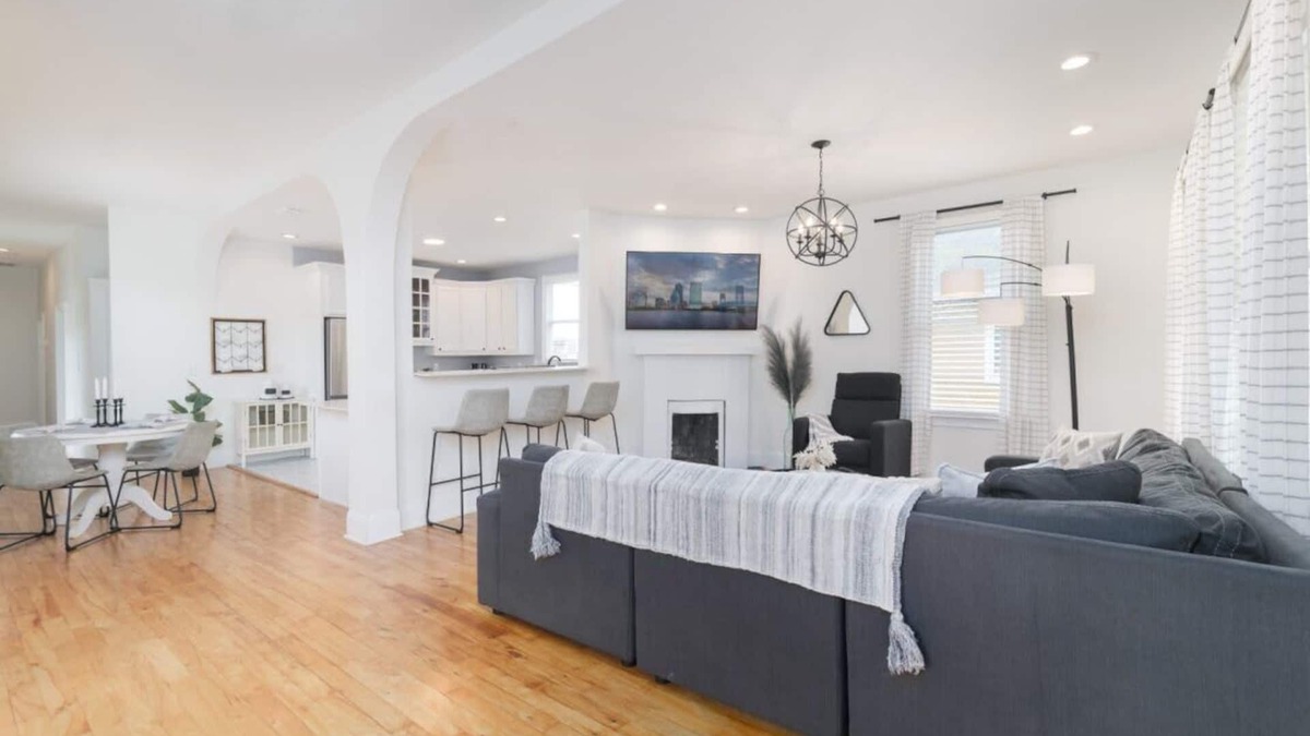 Springfield Apartment | Sunny Historic 2BR | Minutes to Stadium + Main St