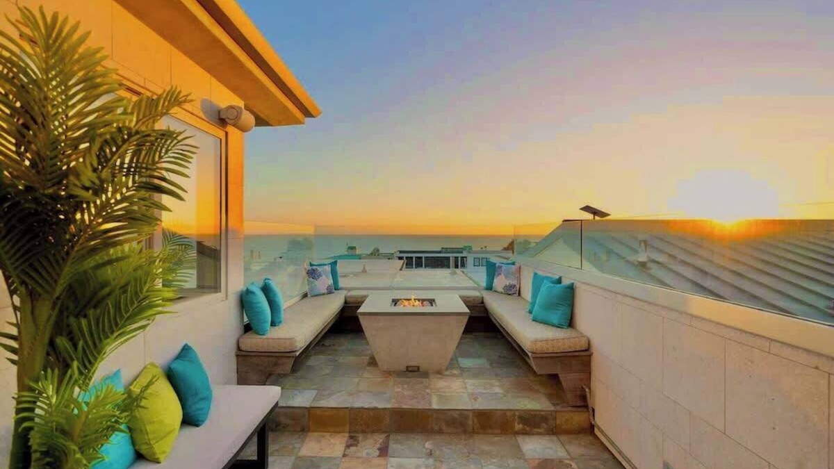 The Strand House | Sunny Home by the Beach | Free Parking