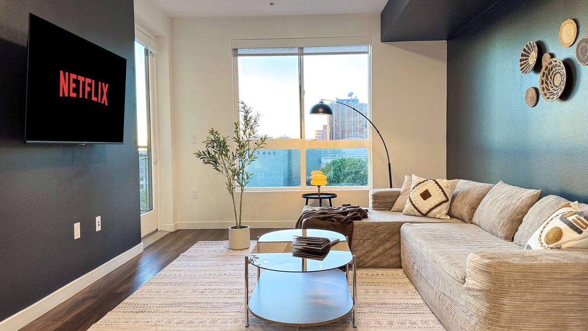 Beverly Hills Apartment | Sunny Home in Mid-Hollywood (Pool + Free Parking) 10min to Universal Studios