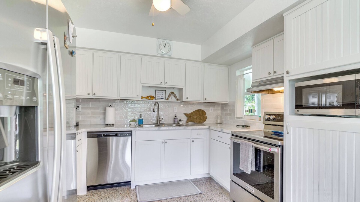 Yankeetown House | Sunny Home in Yankeetown w/Lanai & Backyard!