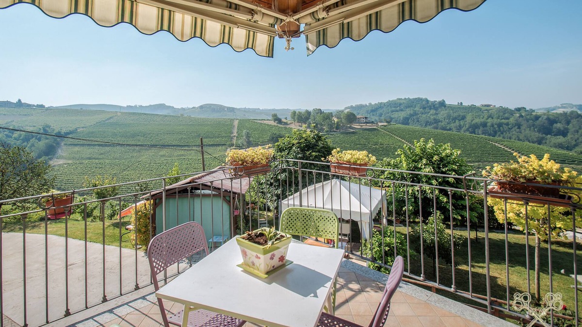 Diano d'Alba Apartment | Sunny House elegant house with terrace