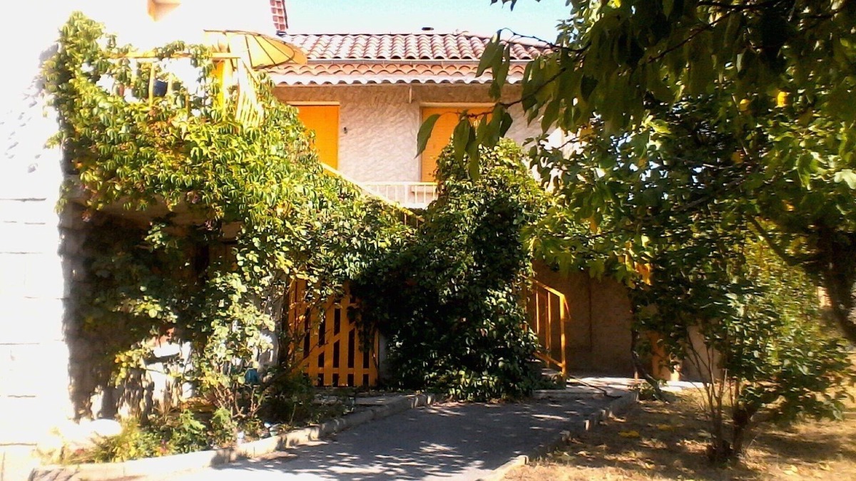 Aubenas House | SUNNY HOUSE, LAND RAISED