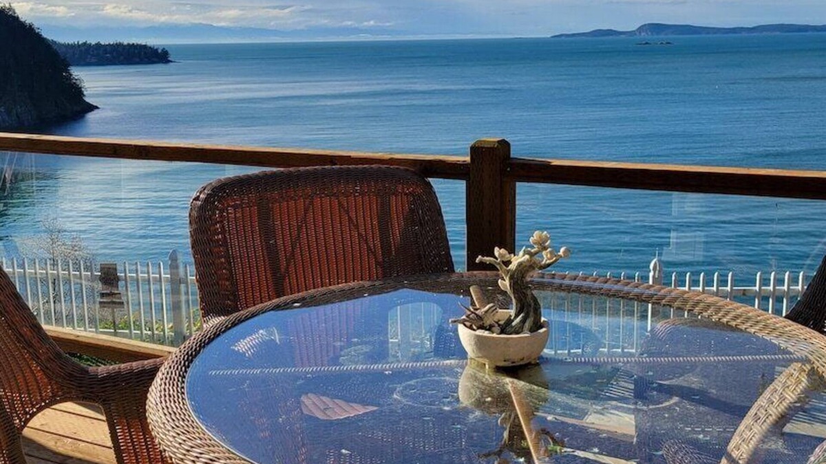 Anacortes Apartment | Sunny Island Cliff Side Views