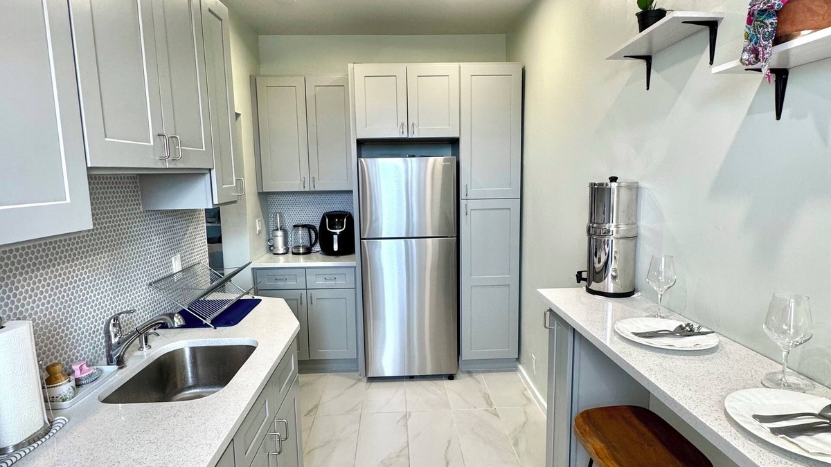 West Side Condo | Sunny Jersey City 1BR - 25min to NYC & EWR, King Bed & Park Views