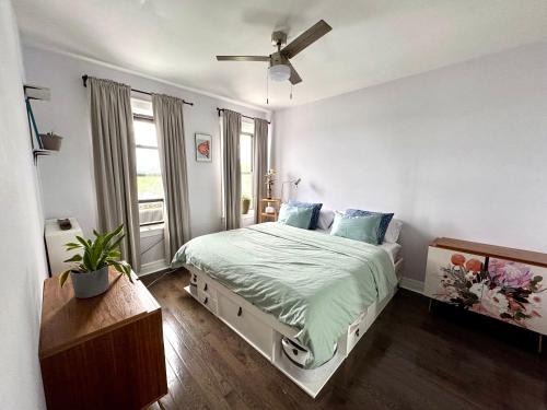 West Side Apartment | Sunny Jersey City 1BR, 25 min to NYC, 15min to EWR, King Bed, Hammock & Park Views