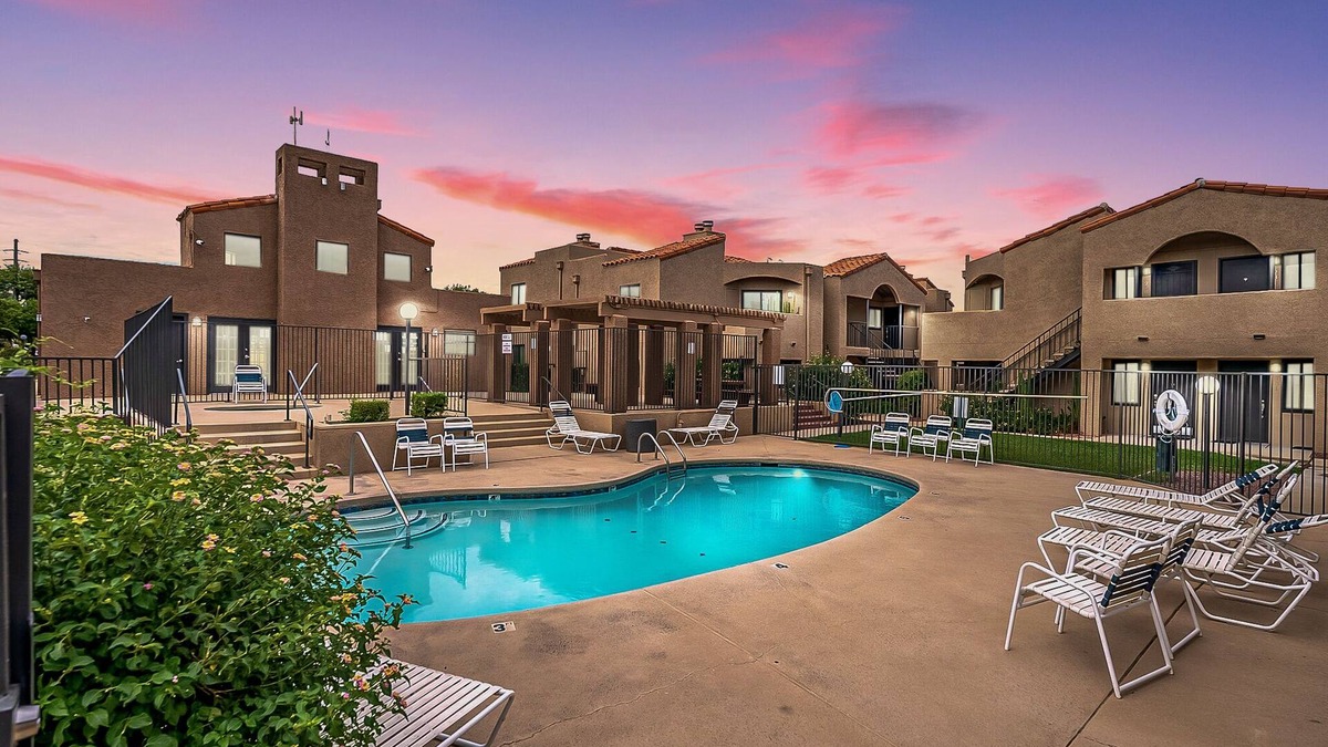 Hedrick Acres Condo | Sunny King-sized 1BD Condo near UofA/UMC w/Pool & Parking, Low Summer Rates! π