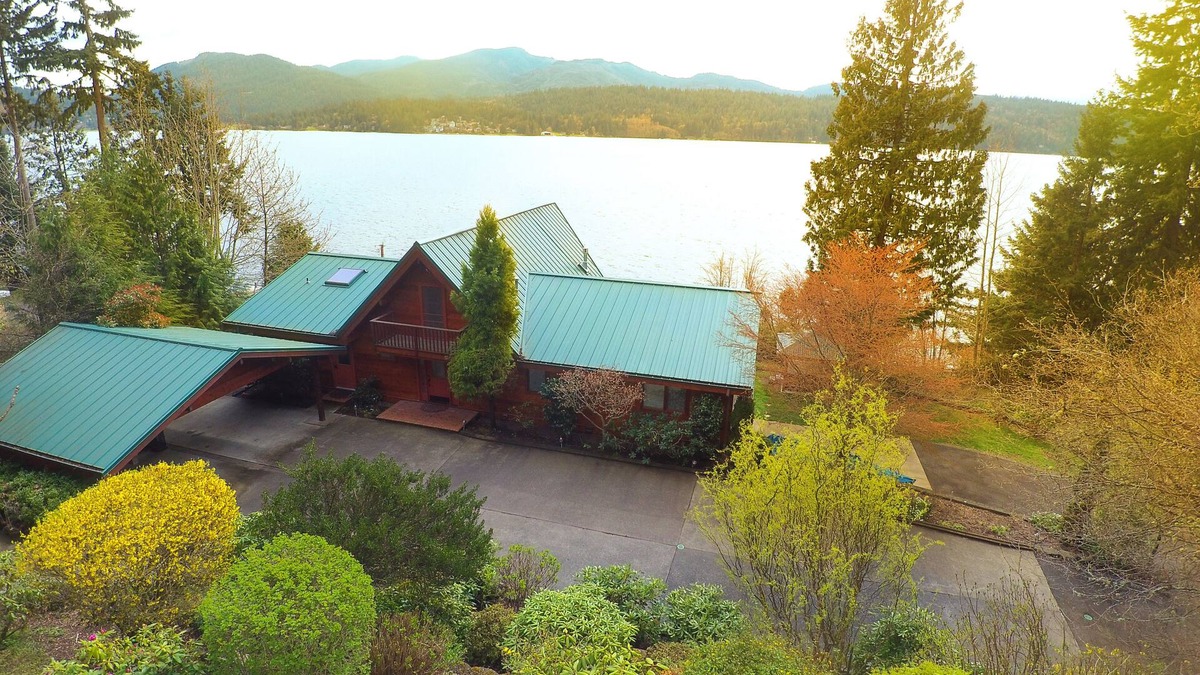 Bellingham House | Sunny Lake Whatcom Waterfront Pvt 200' Beach/Dock/Boat Launch/Kayaks/SUP/Hot Tub