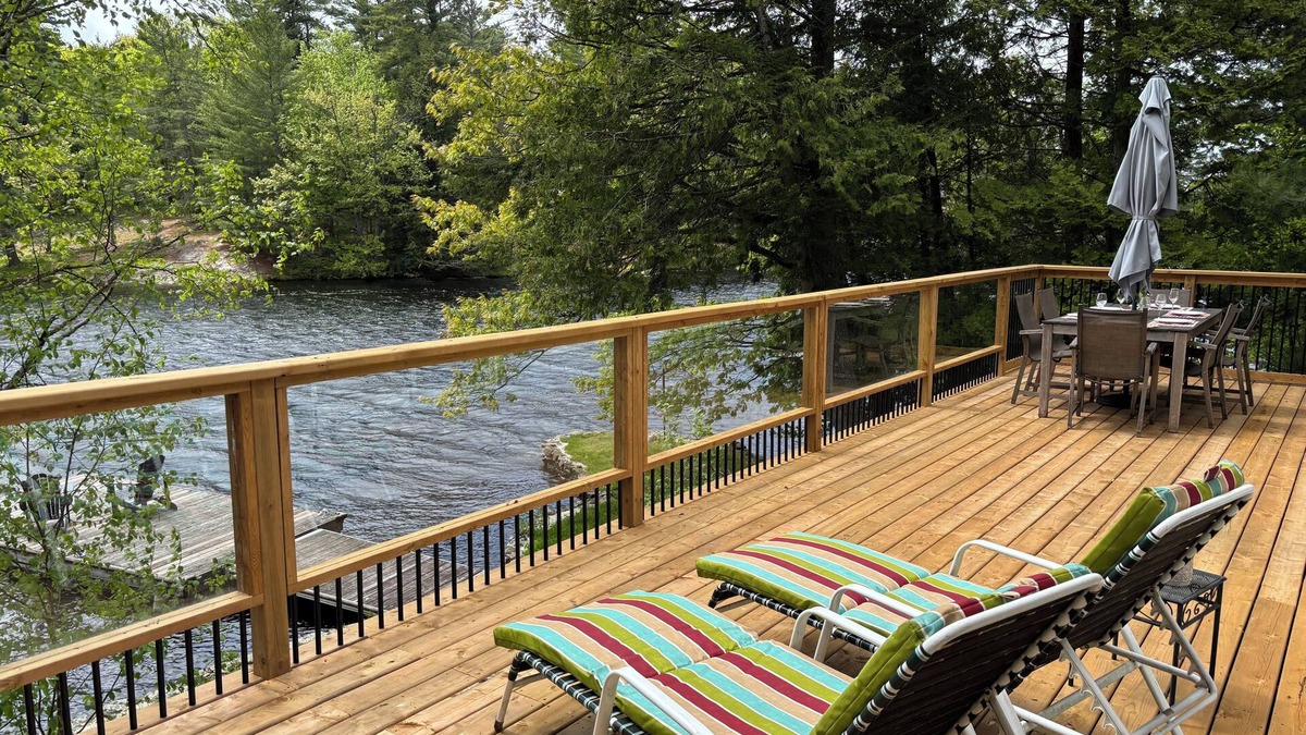Algonquin Highlands House | Sunny lakeside cottage with stunning sunset views!