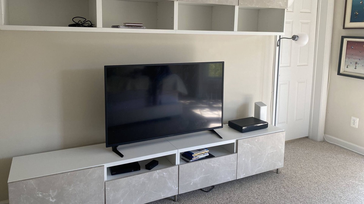 Gaithersburg Apartment | Sunny large suite