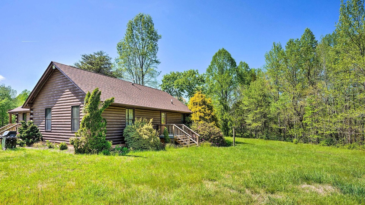 Louisa County Cabin | Sunny Log Cabin Retreat w/ Spacious Backyard