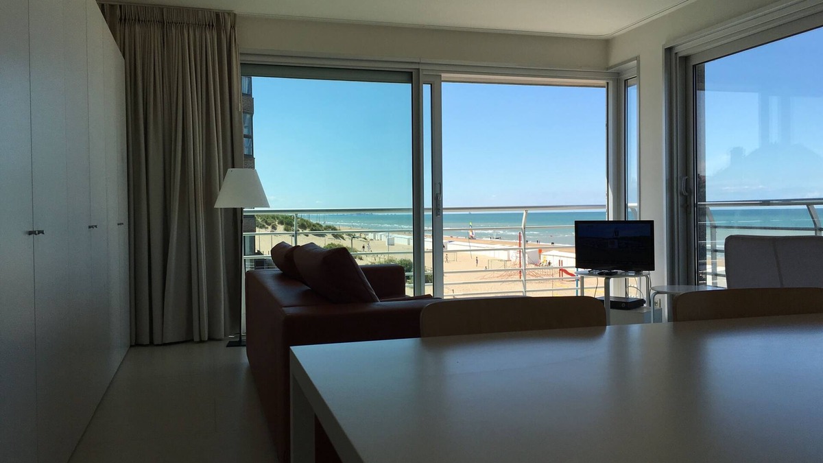 Sint-Idesbald Apartment | Sunny, modern corner apartment with frontal sea view