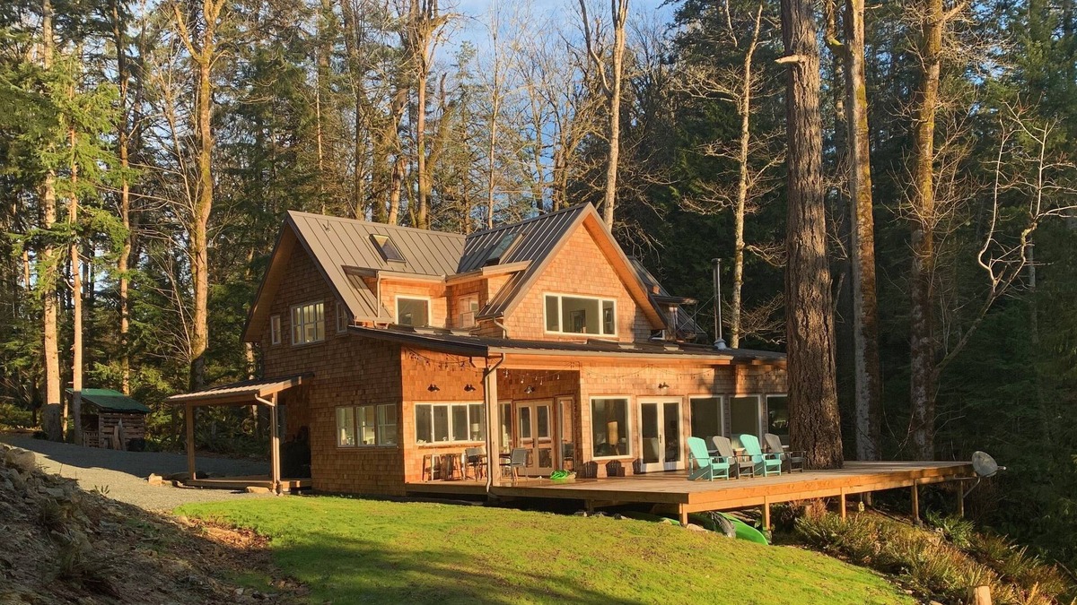 Quadra Island House | Sunny Ocean Front Beach House