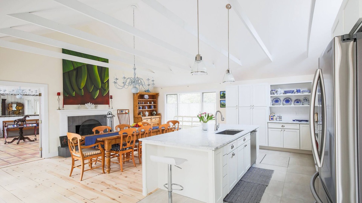 East Hampton North House | SUNNY, OPEN AND SPACIOUS TASTEFULLY RENOVATED OASIS TWO MINUTES TO TOWN